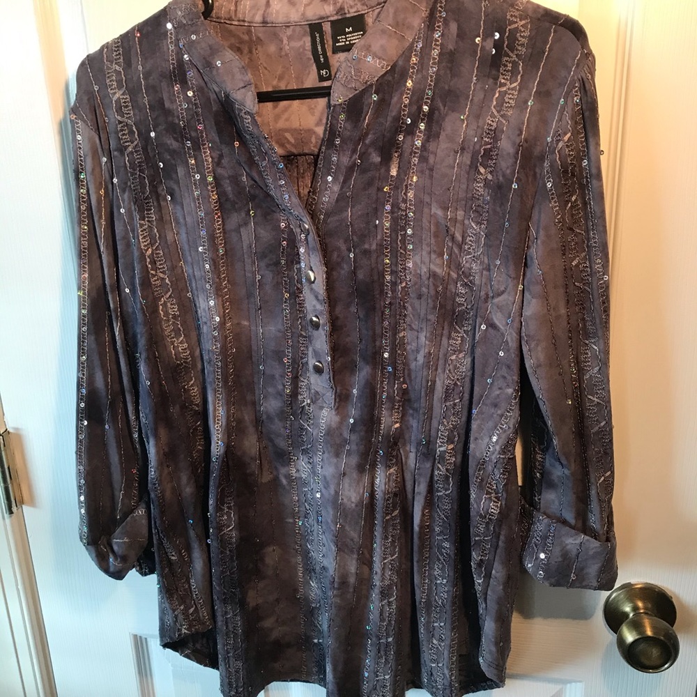 Woman’s pullover with button up arms